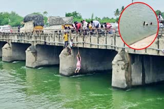 Woman Selfi Fell into Canal