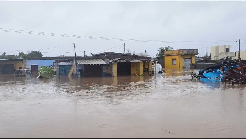 દુકાનોમાં વરસાદી પાણી ઘૂસ્યા