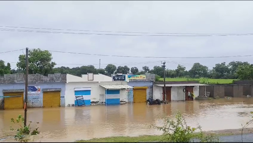 દુકાનોમાં વરસાદી પાણી ઘૂસ્યા