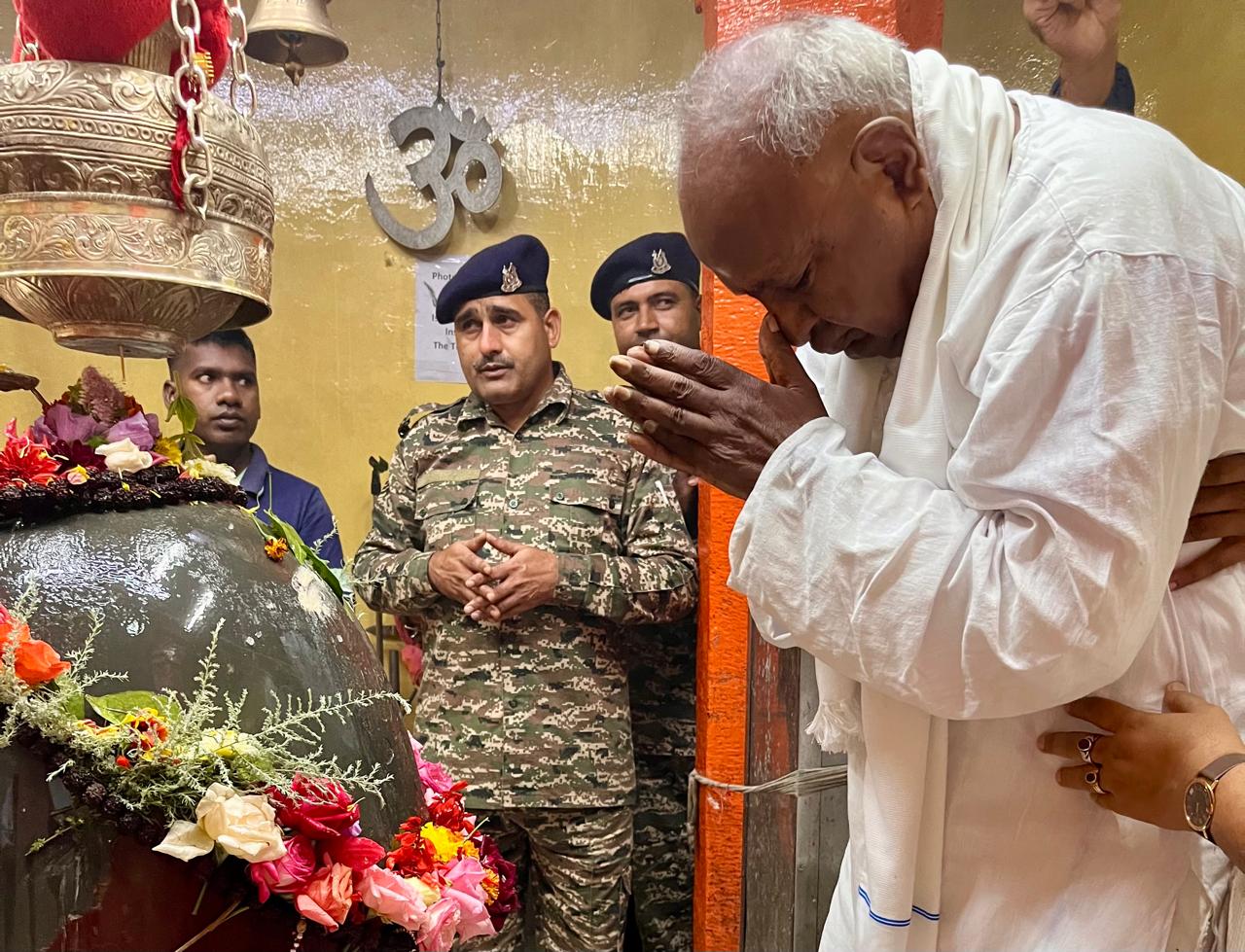 Ex PM HD Deve Gowda had darshan of Lord Shiva at Sri Shankaracharya Hill