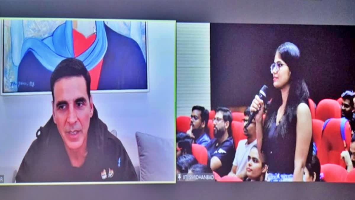 bollywood-actor-akshay-kumar-interacted-students-of-iit-ism-dhanbad-online