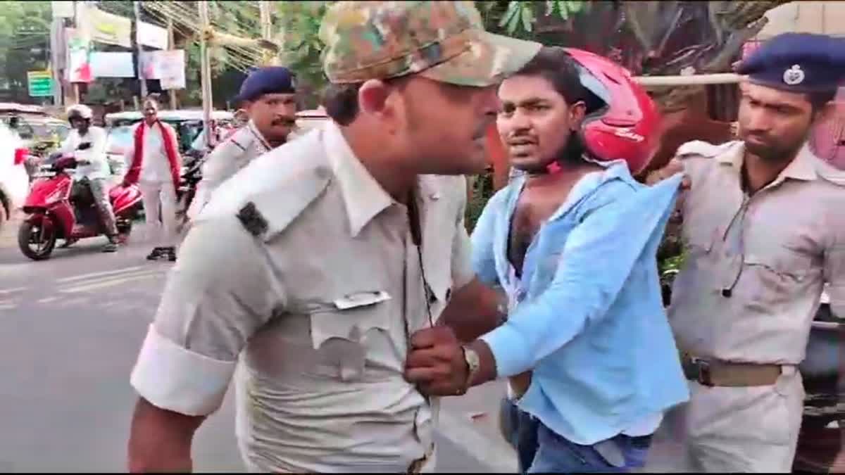 भागलपुर में पुलिस और युवक के बीच झड़प