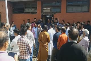 pdd-employees-protest-in-pulwama-regarding-on-various-demands