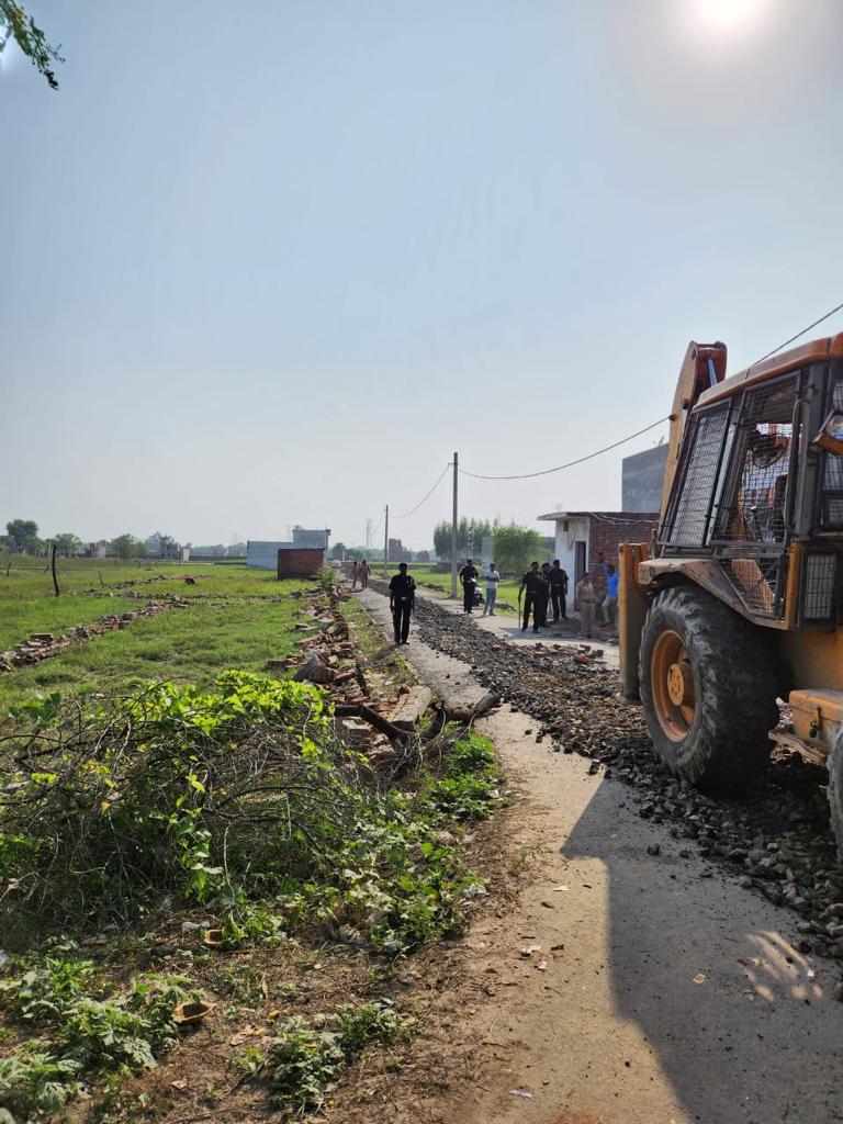 दुबग्गा में अवैध प्लाटिंग पर चला बुलडोजर