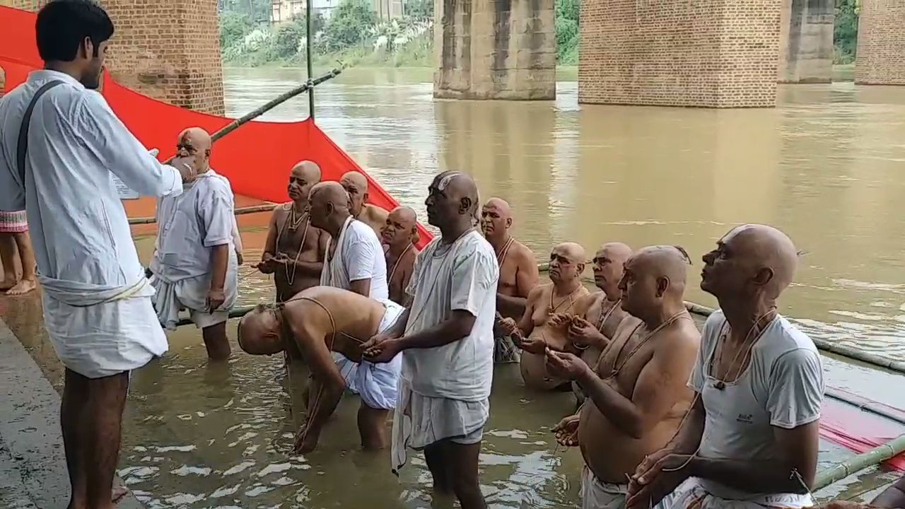 पुनपुन नदी के तट पर पिंडदान