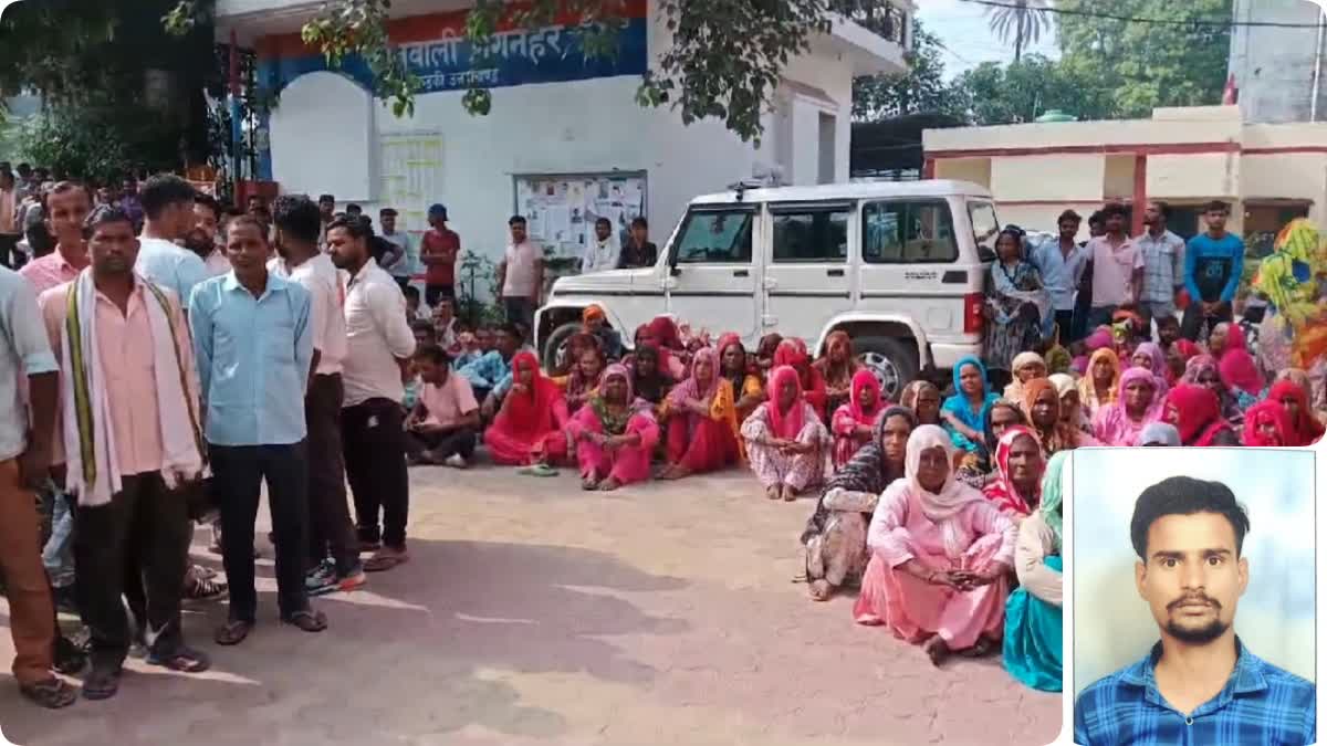 People surrounded police station