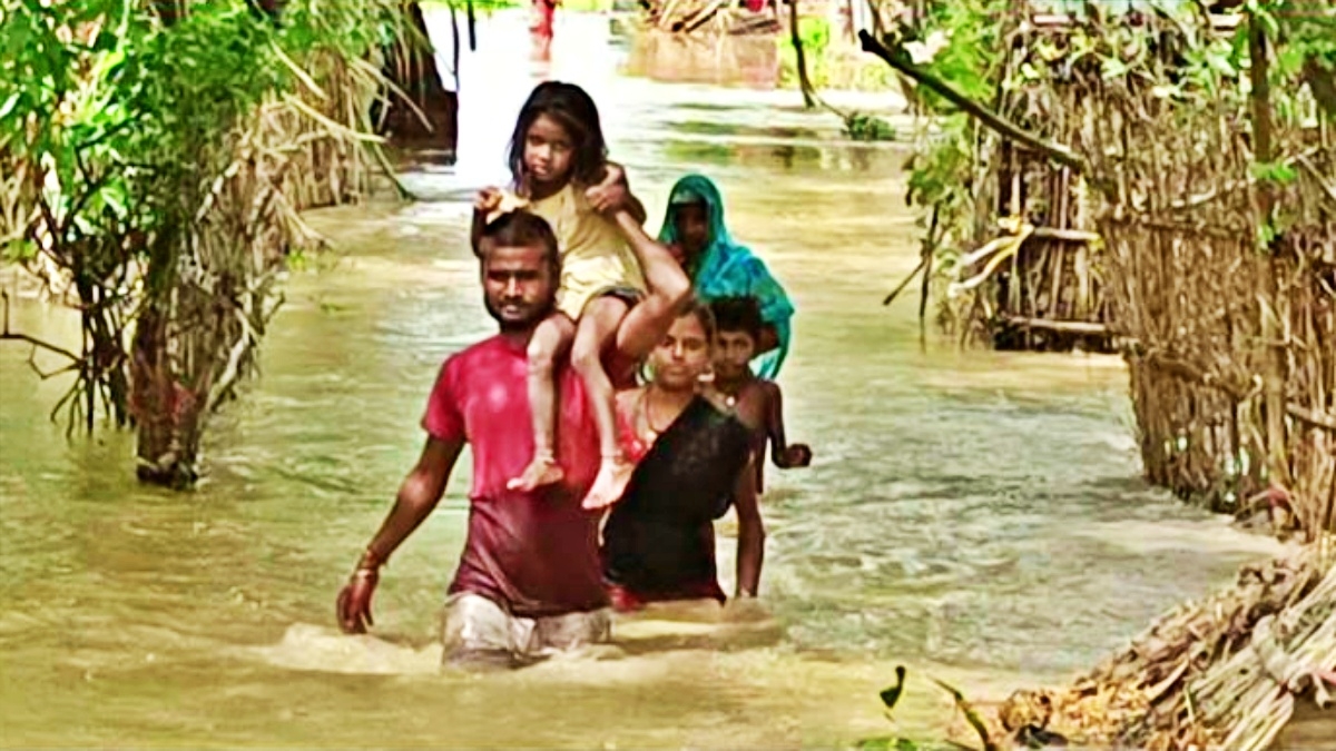 बिहार में बाढ़ से विस्थापित होते लोग