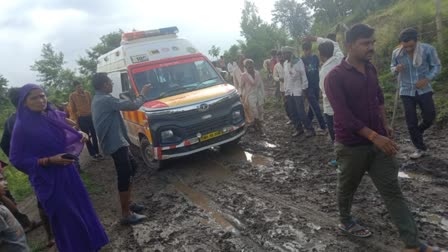 vidisha ambulance stuck in mud