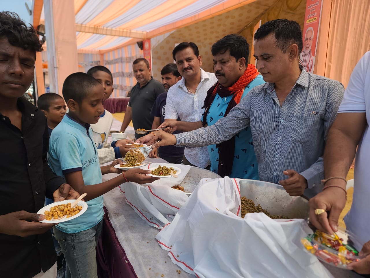 ઠેર-ઠેર રસ્તા પર ભોજન અને નાસ્તાની સુવિધા