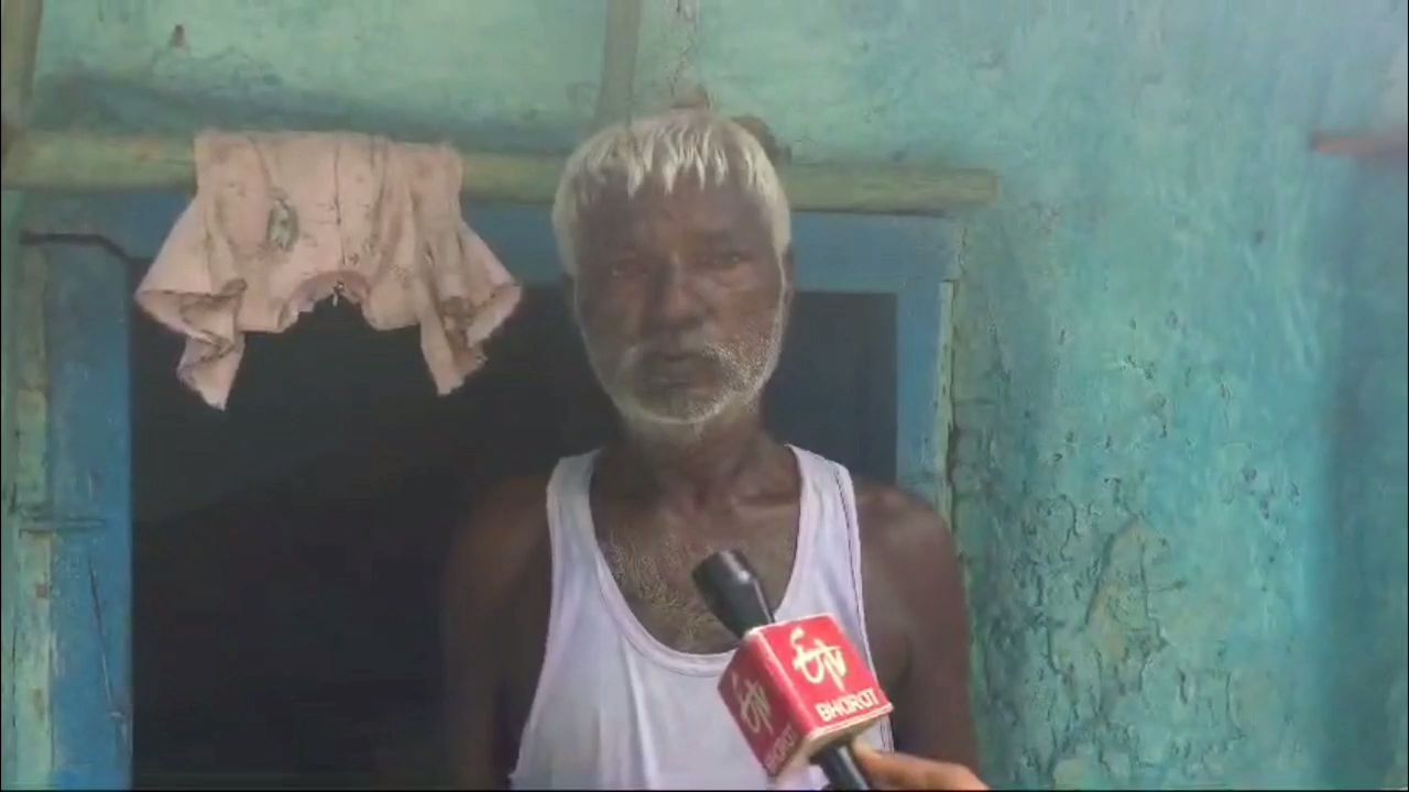 living beneficiary of government scheme was declared dead In Giridih