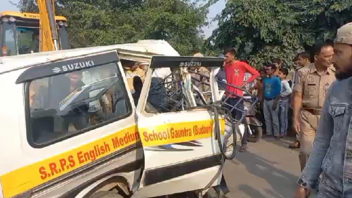 UP school van hit by bus  School Van Hit By Bus  UP Badaun school van accident  ബസ് സ്‌കൂള്‍ വാനില്‍ ഇടിച്ചു  ബദൗണ്‍ സ്‌കൂള്‍ വാന്‍ അപകടം  സ്‌കൂള്‍ വാന്‍ അപകടം