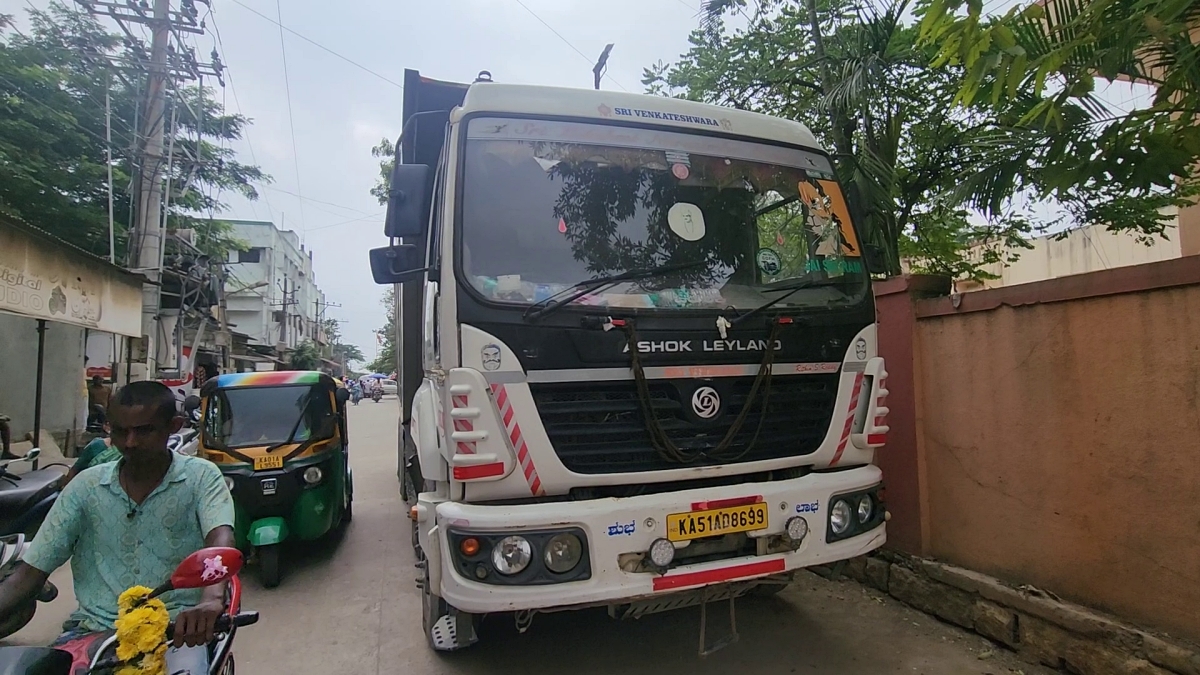 Tipper lorry overturned and 13 sheep died