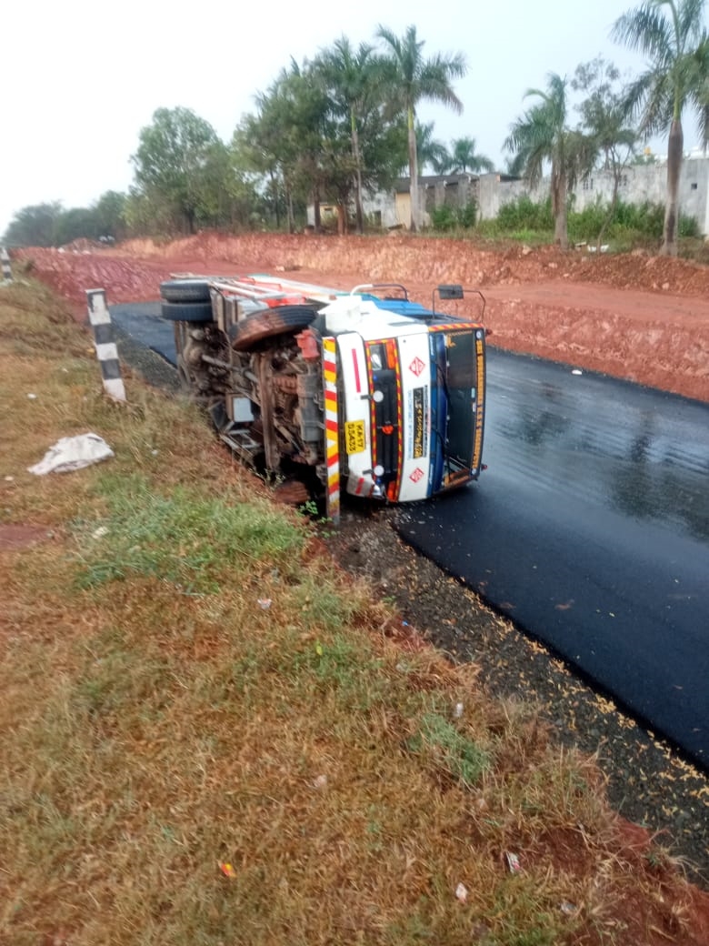 ಹುಬ್ಬಳ್ಳಿಯಲ್ಲಿ ಪೆಟ್ರೋಲ್ ಟ್ಯಾಂಕರ್ ಪಲ್ಟಿ