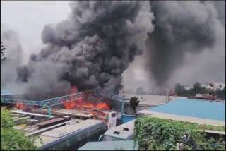 Parked Buses Catch Fire  Parked buses catch fire in Bengaluru  Bus garage in Bengaluru  Nine buses burnt  Nine buses burnt in Bengaluru  Bus garage in Veerabhadranagar catch fire  ബെംഗളൂരുവിൽ ബസ്‌ ഗാരേജിൽ തീപിടിത്തം  9 ബസുകൾ കത്തി നശിച്ചു  തീപിടിത്തമുണ്ടായത് ബെംഗളൂരു വീരഭദ്ര നഗറിൽ  തീ അണയ്ക്കാനുള്ള ശ്രമങ്ങൾ പുരോഗമിക്കുന്നു  സ്വകാര്യ ബസ്‌ ഗാരേജിലാണ് തീപിടിത്തം