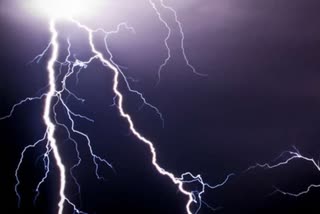 Storng Lighining with rain  Lightning Injury In Kozhikode  തൊഴിലുറപ്പ് തൊഴിലാളികള്‍ക്ക് ഇടമിന്നലേറ്റു  കോഴിക്കോട് ഇടിമിന്നലേറ്റ് 8 പേര്‍ക്ക് പരിക്ക്  Lightning Injury In Kozhikode  Lightning