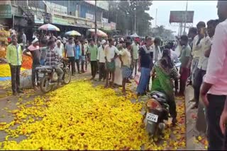 ಹಾವೇರಿಯಲ್ಲಿಂದು ಪ್ರತಿಭಟಿಸಿದ ಹೂ ಬೆಳೆಗಾರರು