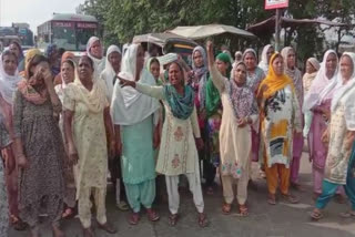After the murder of the youth in Jandiala Guru of Amritsar, the family protested by blocking the road