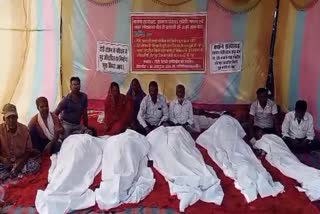 people protest wearing shroud demanding flyover near Tori railway station in Latehar