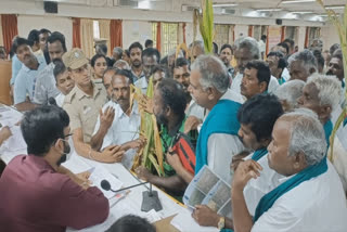 மழை இல்லாததால் கருகிய பயிருடன் கடலூர் மாவட்ட ஆட்சியரிடம் முறையிட வந்த விவசாயிகளால் பரபரப்பு