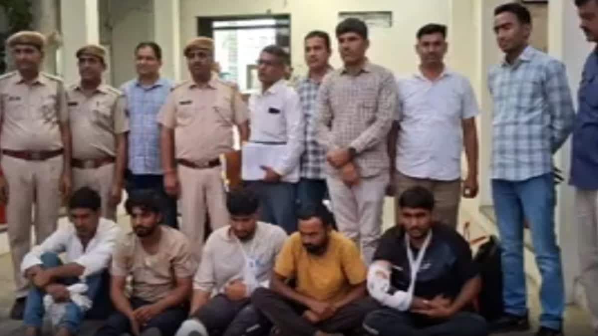 5 Loot Accused Arrested