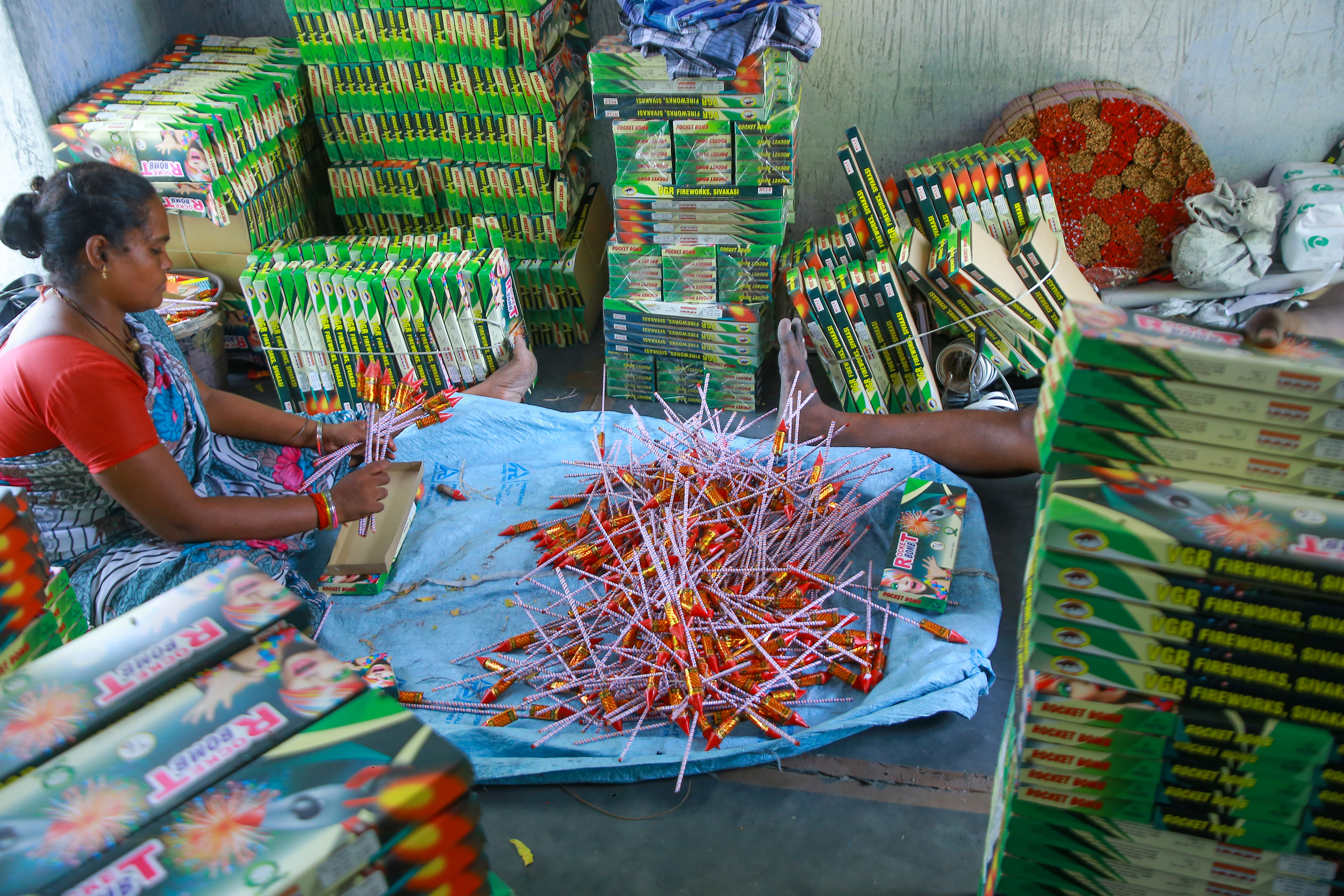 பாட்டாசு செய்வது தொடர்பான புகைப்படம்