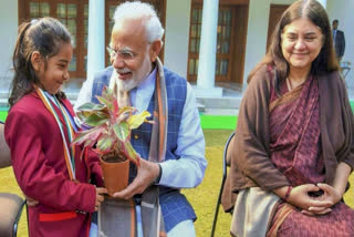 Eiha Dixit with PM Narendra Modi and MP Maneka Gandhi