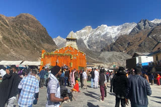 Kedarnath Dham is decorated with flowers for Diwali