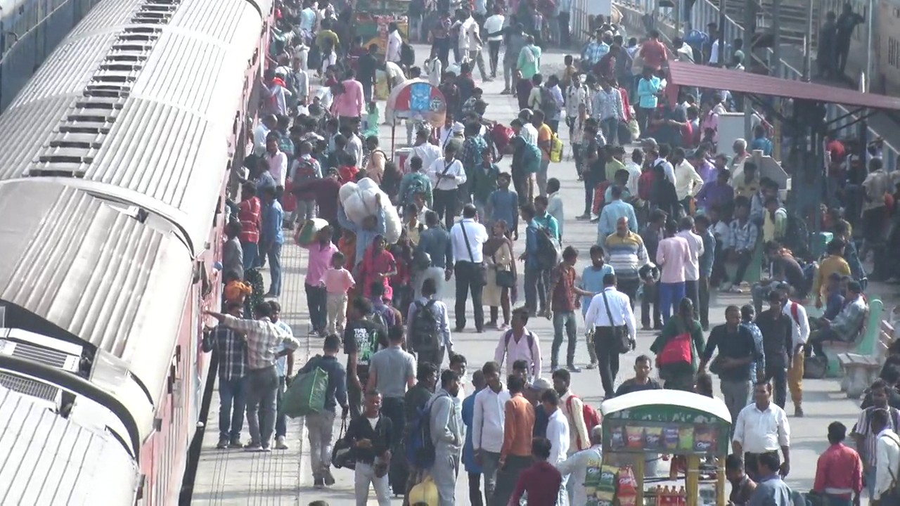 Crowd in trains on Diwali