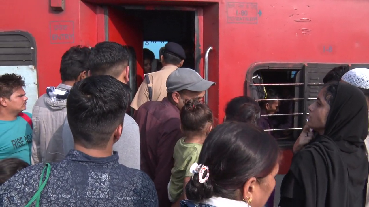 Crowd in trains on Diwali