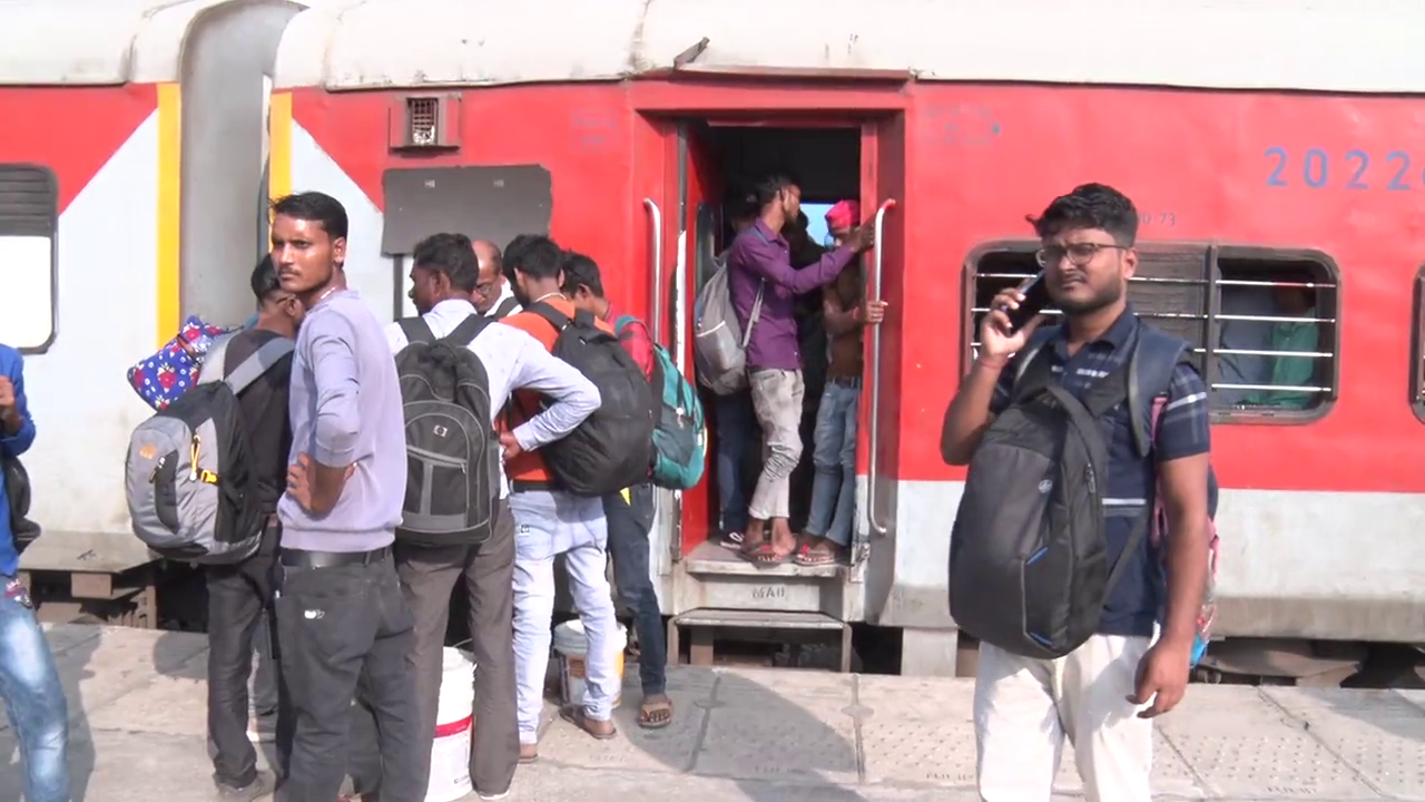 Crowd in trains on Diwali