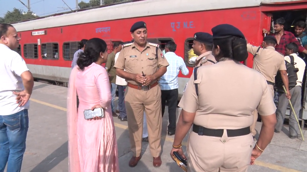 Crowd in trains on Diwali