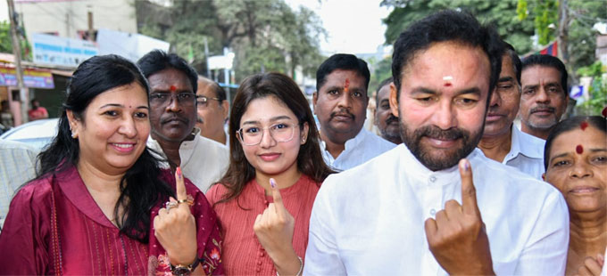 Telangana Assembly Election  Tollywood film stars  Tollywood film stars cast votes  Telangana Assembly Election 2023  ತೆಲಂಗಾಣ ವಿಧಾನಸಭಾ ಚುನಾವಣೆ  ಹಕ್ಕು ಚಲಾಯಿಸಿದ ಸಿನಿ ನಟರು  ತೆಲಂಗಾಣ ರಾಜ್ಯ ವಿಧಾನಸಭಾ ಚುನಾವಣೆ  Telangana Elections 2023  ಚುನಾವಣೆಯ ಮತದಾನ ಆರಂಭ  ಹಲವು ಸಿನಿಮಾ ತಾರೆಯರು ಮತದಾನ  ಹೈದರಾಬಾದ್​ನ ಜುಬಿಲಿ ಹಿಲ್ಸ್‌  ರಾಜ್ಯದ ಗಡಿ ಭಾಗ  ಮಾವೋವಾದಿ ಪೀಡಿತ ಪ್ರದೇಶ