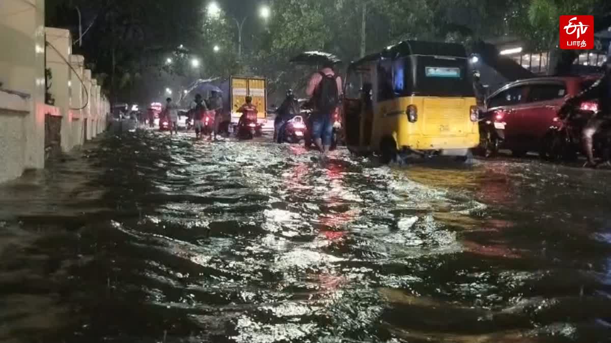 சென்னை கனமழை எதிரொலி; குளம் போல் காட்சியளிக்கும் சாலைக