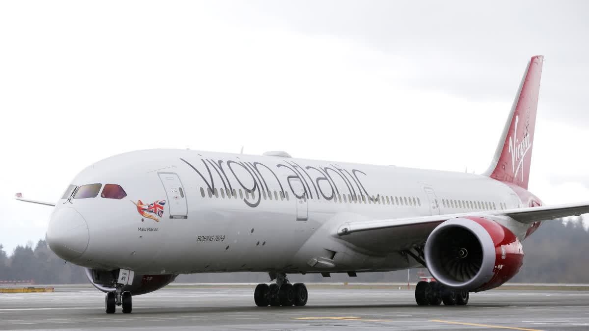 Virgin Airlines Takes Off First SAF Based Flight  SAF Based Flight  What is SAF Based Flight  ಪ್ರಸಿದ್ಧ ವಿಮಾನಯಾನ ಸಂಸ್ಥೆ  ವರ್ಜಿನ್ ಅಟ್ಲಾಂಟಿಕ್ ಇತಿಹಾಸ  ಬೋಯಿಂಗ್ 787 ಡ್ರೀಮ್‌ಲೈನರ್  ವರ್ಜಿನ್ ಅಟ್ಲಾಂಟಿಕ್ ಏರ್‌ಲೈನ್ಸ್‌ ಸಂಸ್ಥೆ  100 ಪ್ರತಿಶತ ಅಡುಗೆ ಎಣ್ಣೆಯನ್ನು ಇಂಧನ  ಲಂಡನ್‌ನಿಂದ ನ್ಯೂಯಾರ್ಕ್‌ಗೆ ಪ್ರಯಾಣ  ರಾಯಲ್ ಏರ್ ಫೋರ್ಸ್  SAF ಎಂದರೇನು  Sustainable Aviation Fuel  ವರ್ಜಿನ್ ಅಟ್ಲಾಂಟಿಕ್ ಏರ್​ಲೈನ್ಸ್​ ಸಂಸ್ಥೆ  ಅಡುಗೆ ಎಣ್ಣೆ ಬಳಸಿ ವಿಮಾನ ಹಾರಾಟ