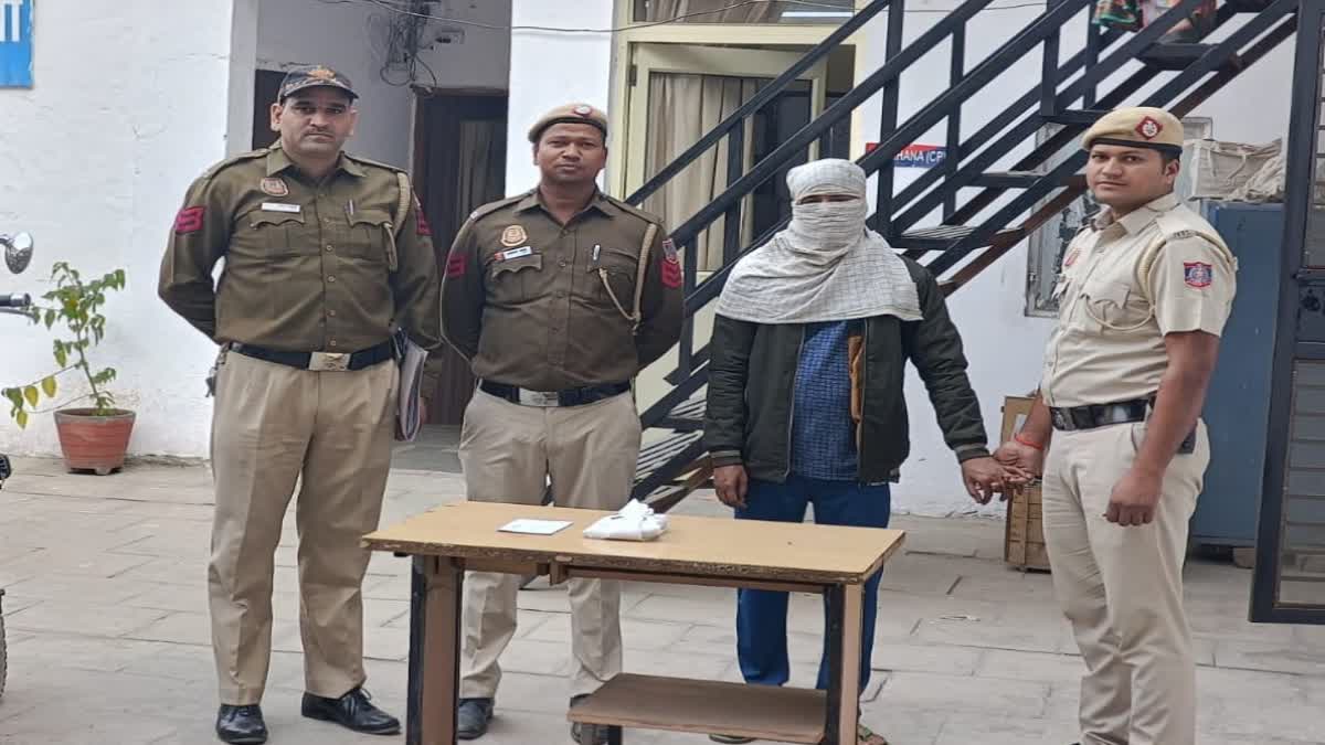 accused of theft in rural areas of delhi arrested