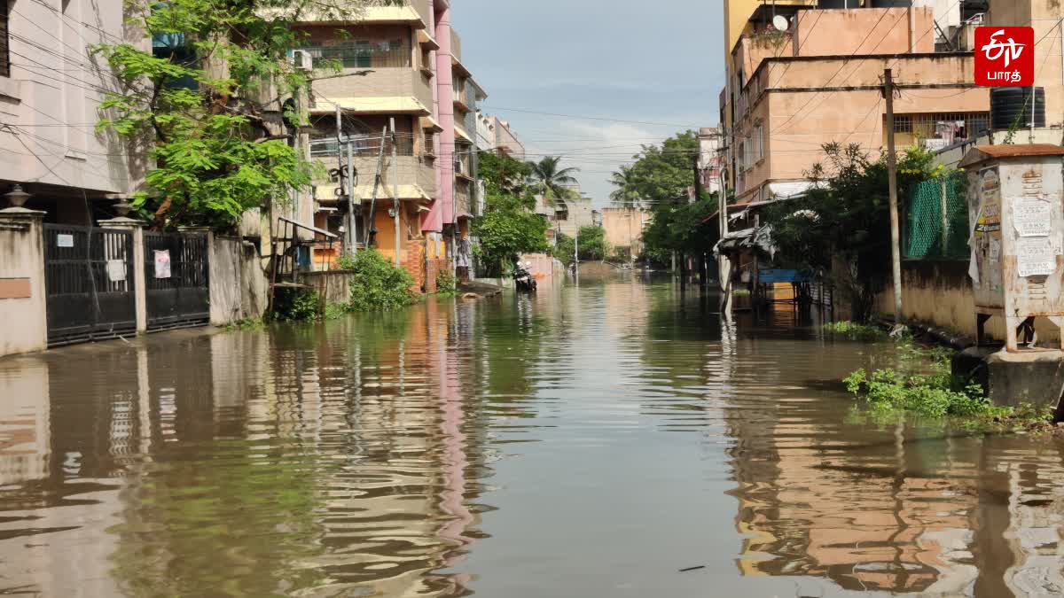 கனமழையால் வெள்ளத்தில் சூழ்ந்த குடியிருப்புகள்