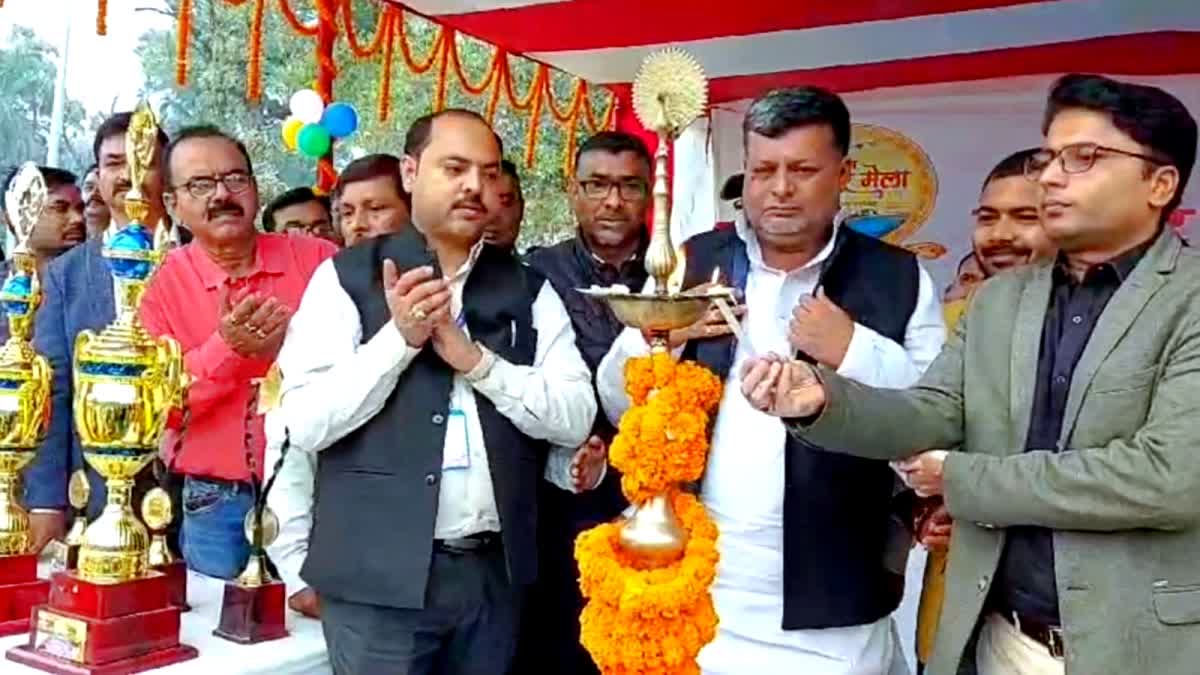 सोनपुर में 10 दिवसीय खेल प्रतियोगिता का दीप प्रज्ज्वलित कर उद्घाटन करते खेल मंत्री