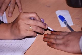 തെലങ്കാന പോളിങ് ബൂത്തിൽ  തെലങ്കാന തെരഞ്ഞെടുപ്പ്  തെലങ്കാന തെരഞ്ഞെടുപ്പ്  തെലങ്കാന വോട്ടെടുപ്പ്  നിയമസഭ തെരഞ്ഞെടുപ്പ് തെലങ്കാന  Telangana assembly election  Telangana assembly polls  Telangana election 2023  Telangana brs  brs congress bjp in telangana election  കെ ചന്ദ്രശേഖർ റാവു തെലങ്കാന മണ്ഡലം  K chandrashekahr Rao telangana election