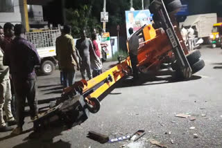 crane accident  crane accident thiruvananthapuram  crane and lorry collided with each other  crane hit with lorry  crane lorry accident  തടിലോറിയുമായി കൂട്ടിയിടിച്ച് ക്രെയിൻ മറിഞ്ഞു  ക്രെയിൻ അപകടം  പി ടി പി നഗർ ക്രെയിൻ അപകടം  ക്രെയിൻ ലോറിയിൽ ഇടിച്ച് അപകടം  മരുതംകുഴി ജങ്ഷൻ ക്രെയിൻ അപകടം  ലോറിയും ക്രെയിനും കൂട്ടിയിടിച്ചു  വാഹനാപകടം തിരുവനന്തപുരം മരുതംകുഴി