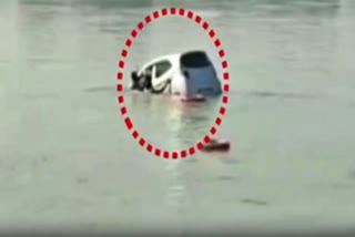 car drowns in Bhagirathi River