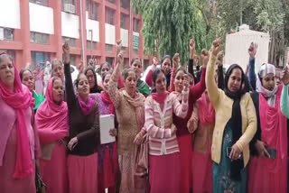Asha workers took to the streets for their demands, held a dharna outside the Civil Surgeon's office at Tarn Taran.
