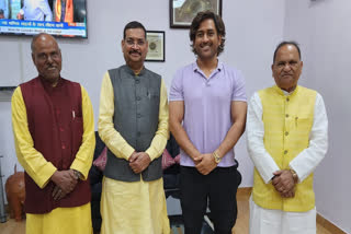 Mahendra Singh Dhoni seen with BJP leaders at Ranchi Airport