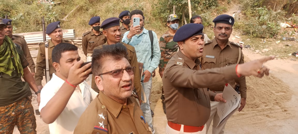 आरोपी के घर इश्तेहार चिपकाने पहुंची पुलिस की टीम