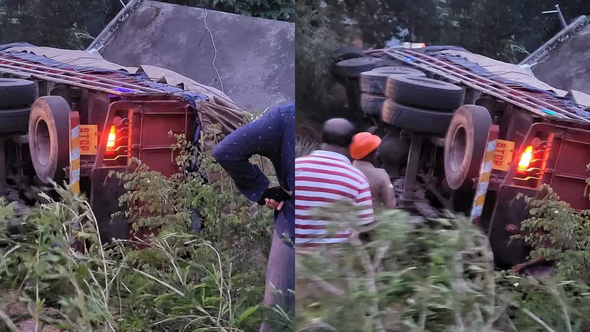 ACCIDENT IN PANDALAM PATHANAMTHITTA  വീടിന് മുകളിലേക്ക് ലോറി മറിഞ്ഞു  LORRY OVERTURNED ON A HOME  PATHANAMTHITTA ACCIDENT NEWS