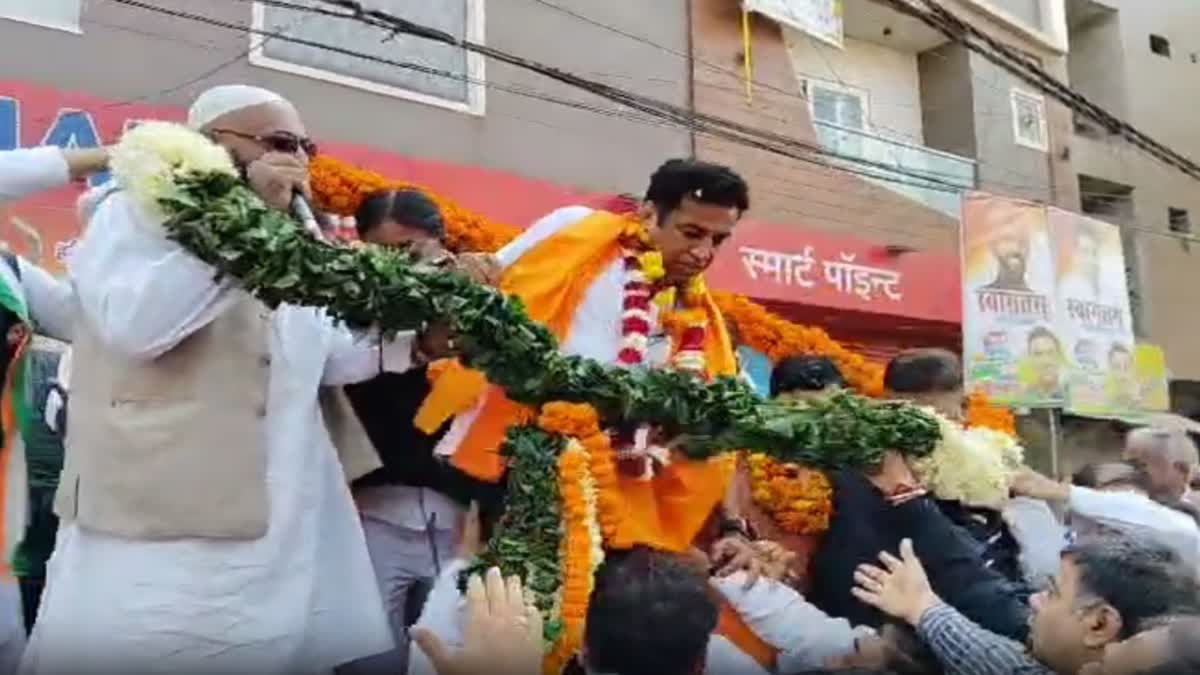 दिल्ली में देवेंद्र यादव का मंच टूटा