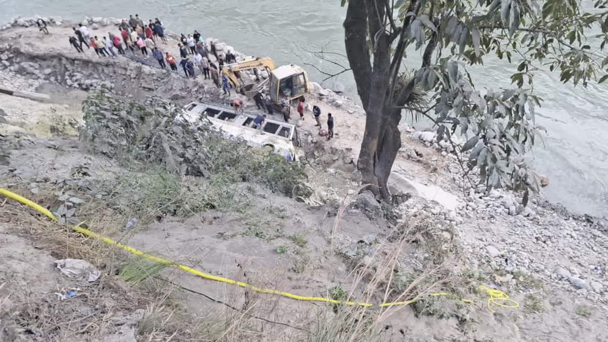 BUS FALLS INTO TEESTA RIVER DITCH