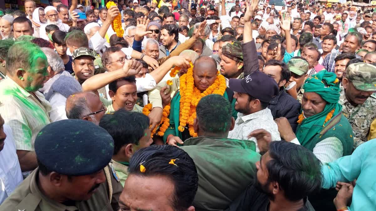 mla-sanjay-singh-yadav-greeted-public-after-victory-in-hussainabad-palamu