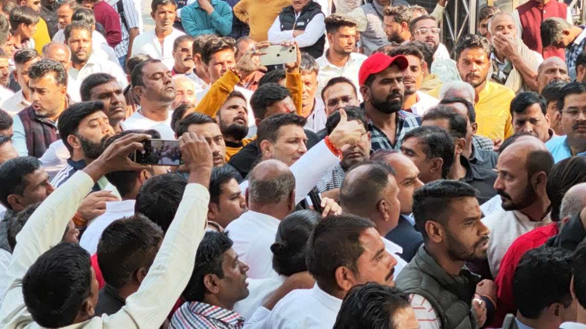 CONGRESS WORKERS SURROUNDED POLICE CONTROL ROOM