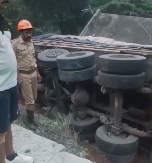 ACCIDENT IN PANDALAM PATHANAMTHITTA  വീടിന് മുകളിലേക്ക് ലോറി മറിഞ്ഞു  LORRY OVERTURNED ON A HOME  PATHANAMTHITTA ACCIDENT NEWS