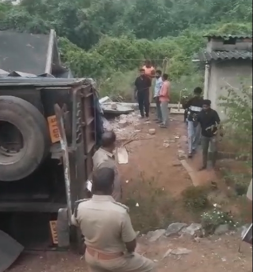 ACCIDENT IN PANDALAM PATHANAMTHITTA  വീടിന് മുകളിലേക്ക് ലോറി മറിഞ്ഞു  LORRY OVERTURNED ON A HOME  PATHANAMTHITTA ACCIDENT NEWS